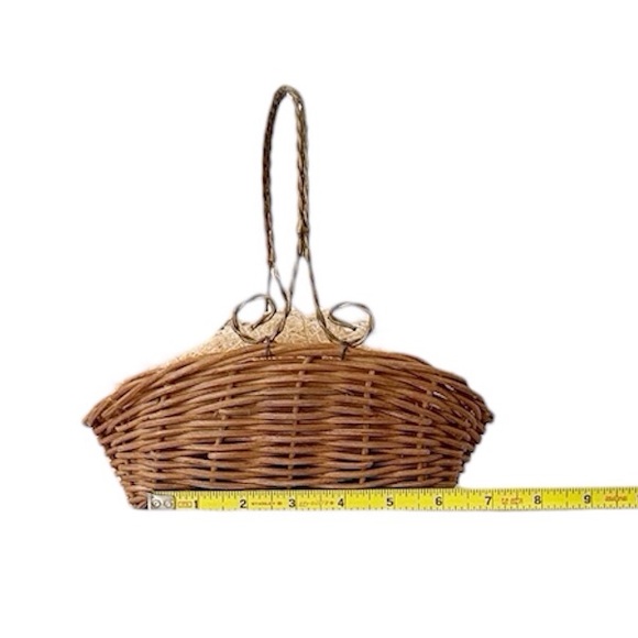 Vintage Wicker Basket – Great for Easter or Gift Baskets - Picture 8 of 10